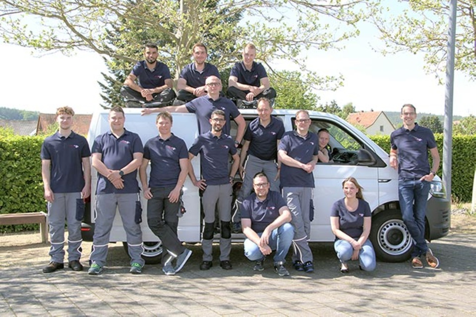 Elektrotechnik Weiß Team am Auto